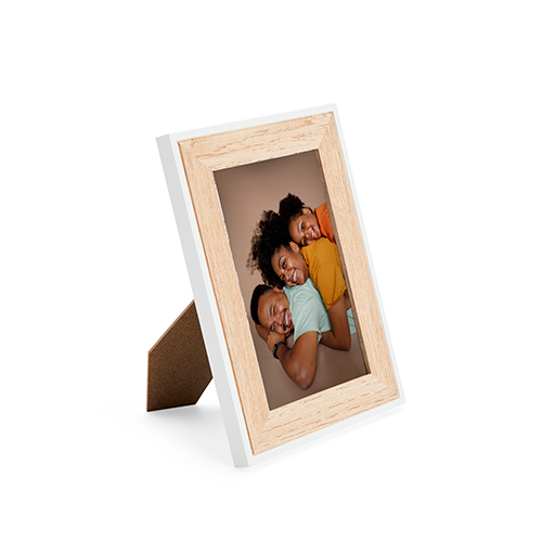 Porta Retrato para foto 10x15  com Proteção em Acetato e Foto em Couchê Incluída

Porta-retratos BEGE para fotos 10 x 15, ideal para uso na vertical ou na horizontal. Possui moldura e fundo em MDF, visor em folha de acetato e travas metálicas.

Altura :  19 cm

Largura :  14 cm

Espessura :  1,2 cm

Medidas aproximadas para gravação (CxL):  1,5 cm x 8 cm

Peso aproximado (g):  135

18990A
